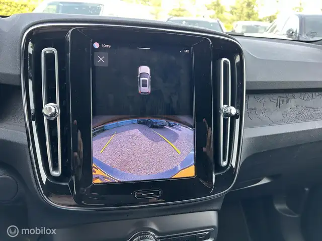 Volvo XC40 view 12