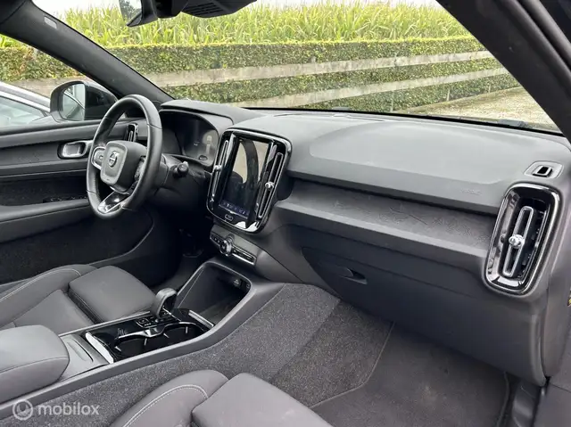 Volvo XC40 view 9