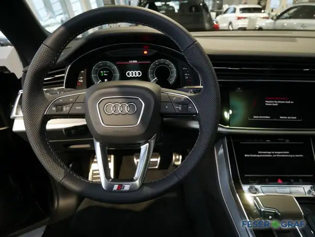 Audi Q8 view 10
