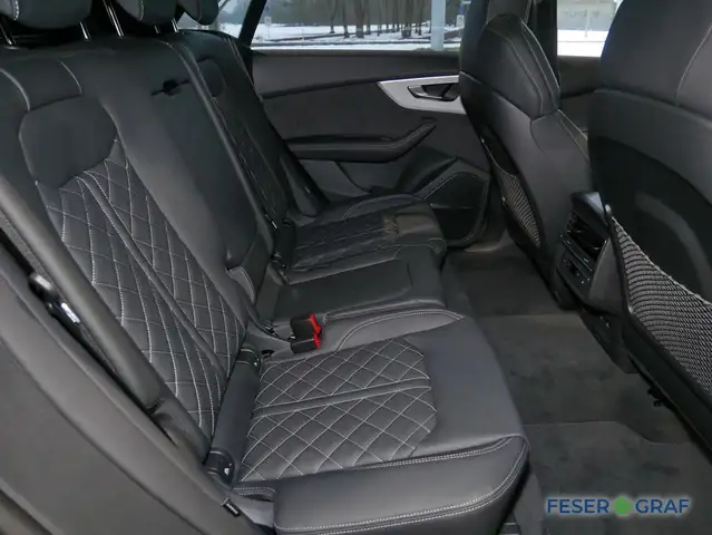 Audi Q8 view 7