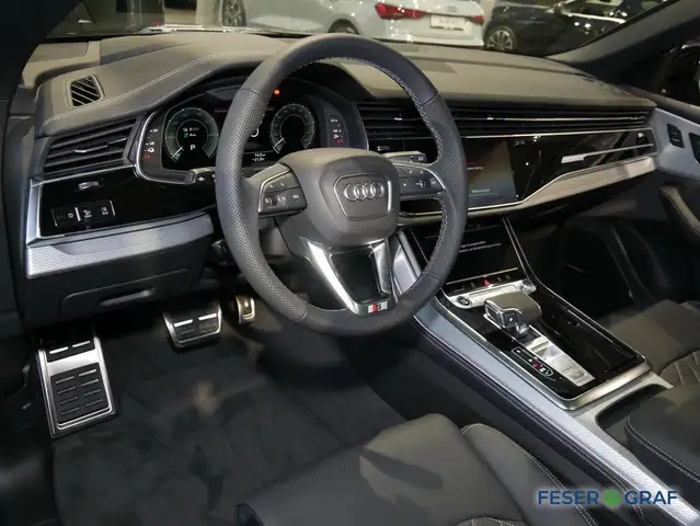 Audi Q8 view 8