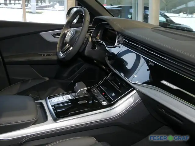 Audi Q8 view 5