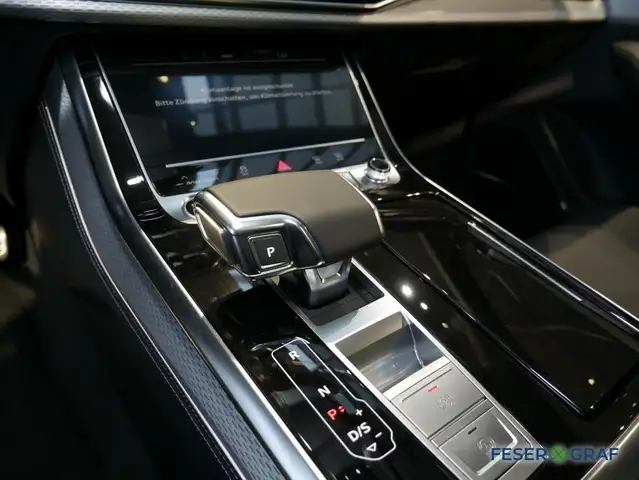 Audi Q8 view 9