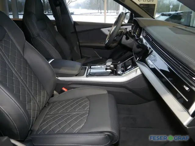 Audi Q8 view 6