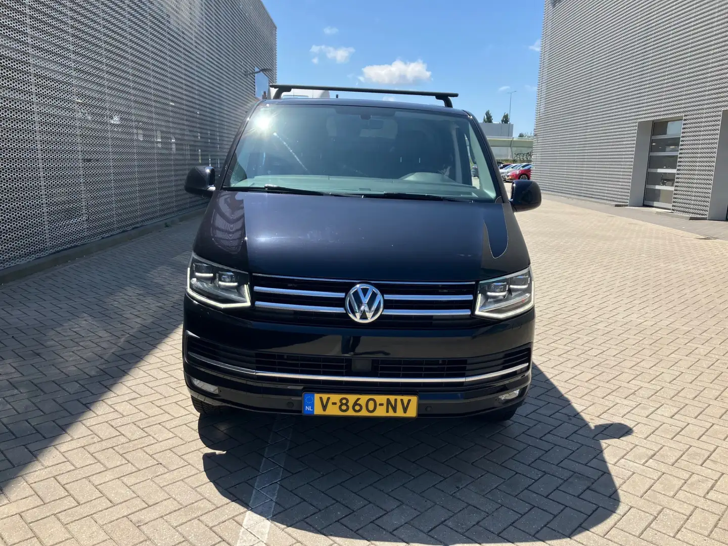 Volkswagen T6 Transporter 2.0 TDI 150PK L2H1 DSG Zwart - 2