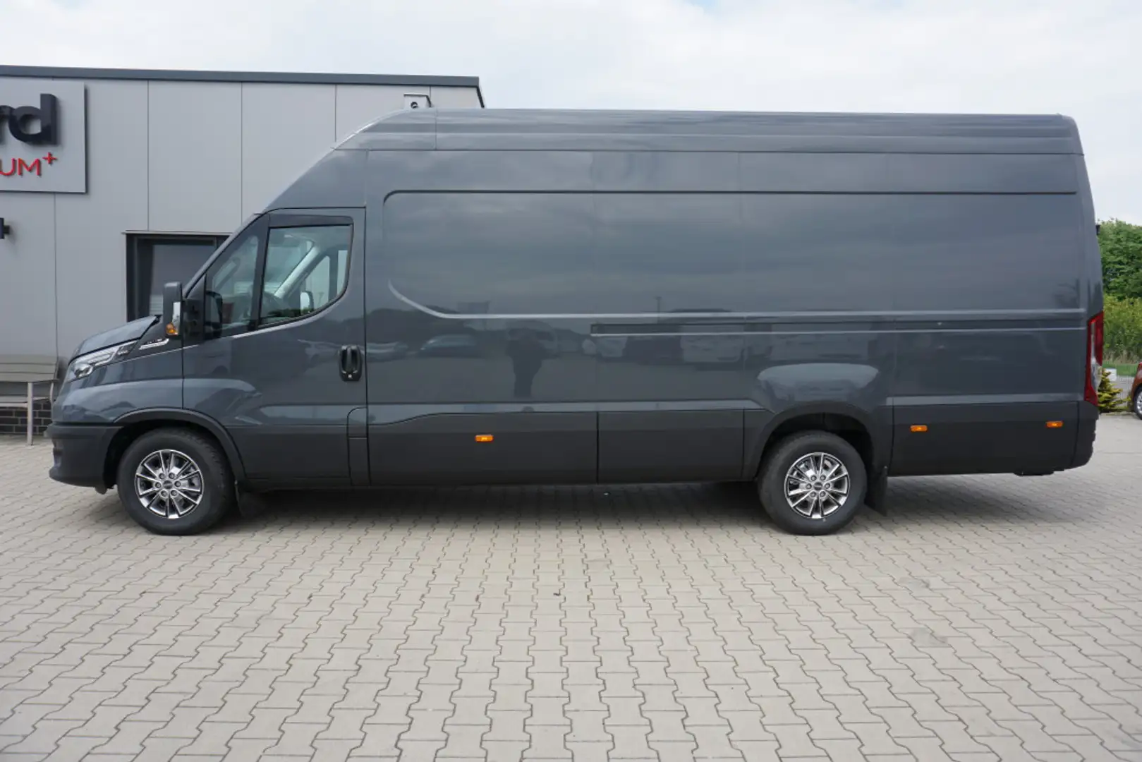 Iveco Daily 35S18 HI-Matic L4H3 18m³+AHK+ACC+NAVI Gris - 2