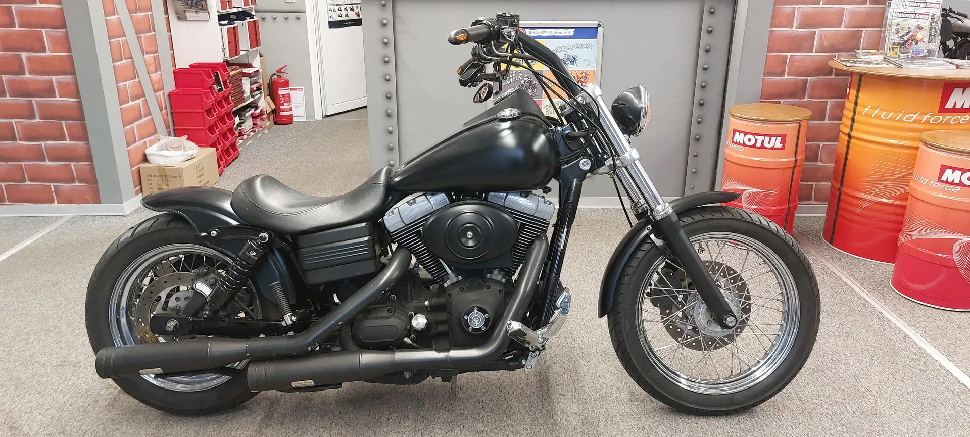 Harley-Davidson Dyna Street Bob Negro - 1