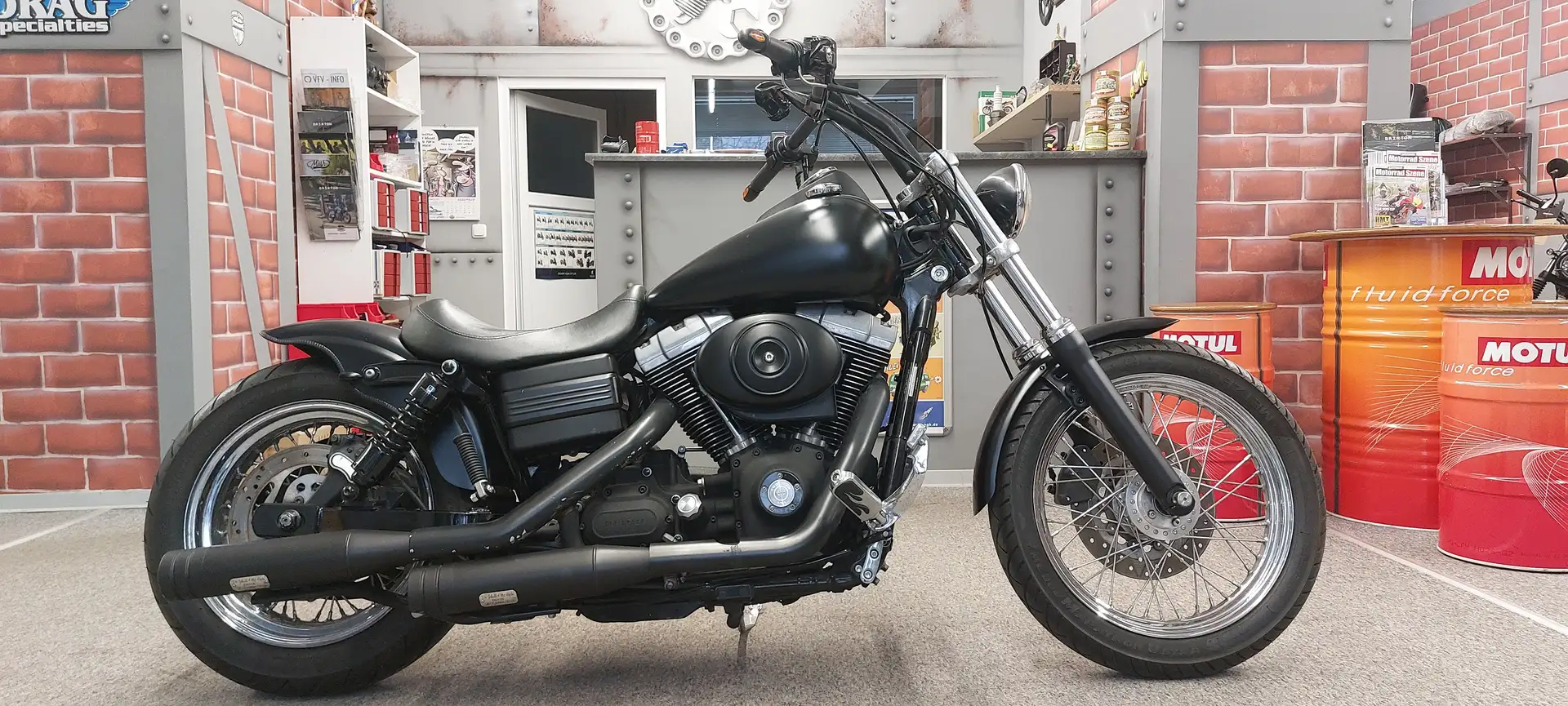 Harley-Davidson Dyna Street Bob Negro - 2