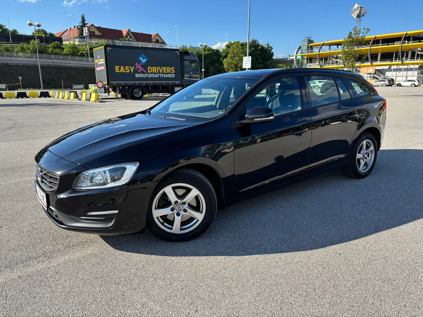 Volvo V60 Volvo V60 D3 Momentum Geartronic Kombi / Family Van Schwarz - 1