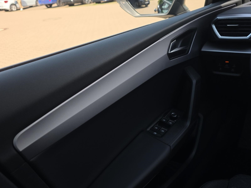 SEAT Leon 1.5 eTSI 85 kW FR — photo 12