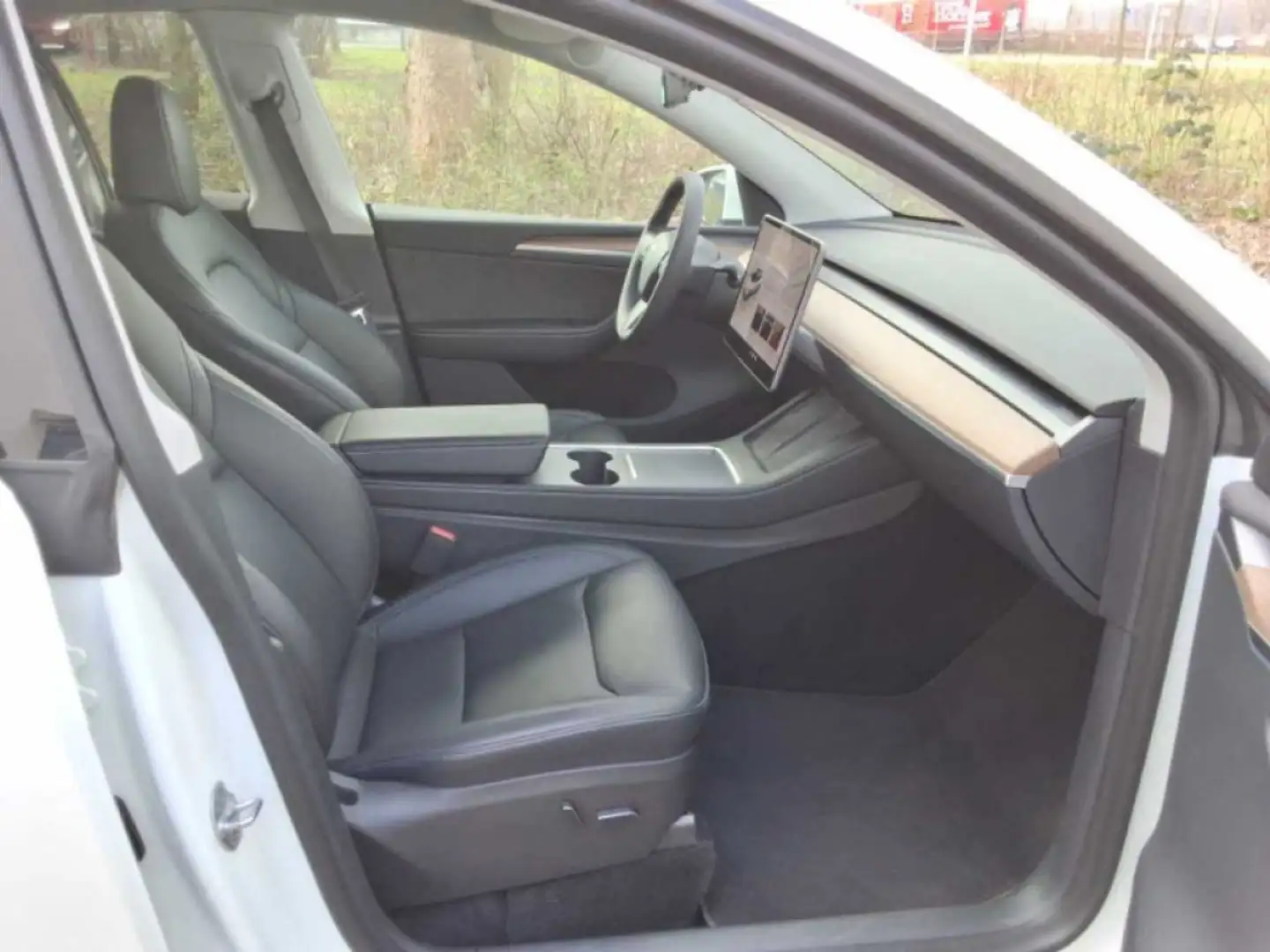 Tesla Model Y Long Range Dual AWD Panorama Wärmepumpe Weiß - 2