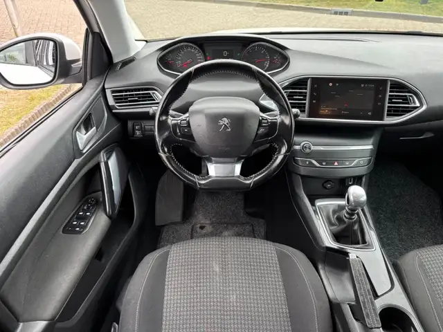 Peugeot 308 view 9