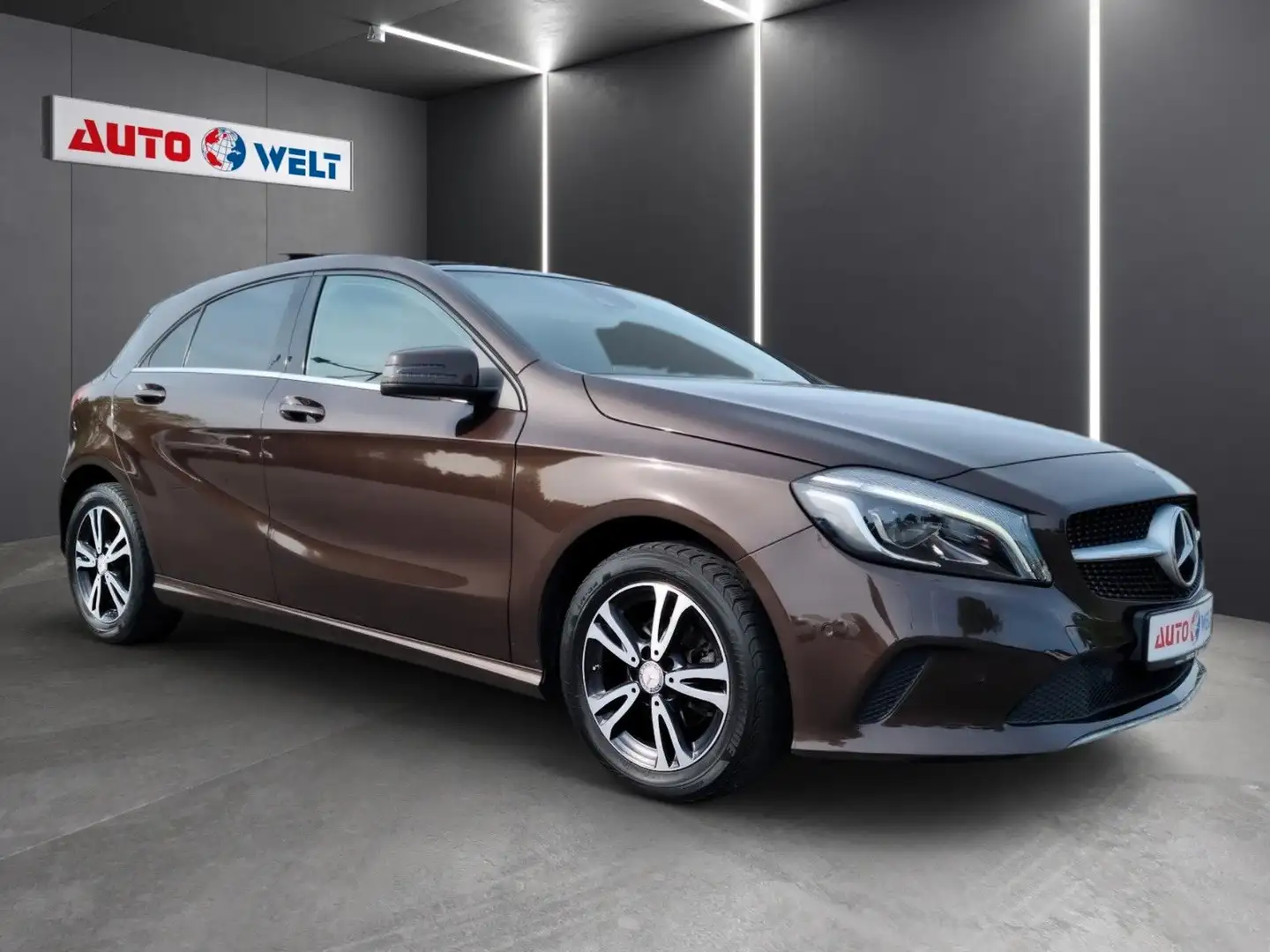 Mercedes-Benz A 180 d Auto. LED Navi Sitzhzg. R-Cam BT Tempo Braun - 2