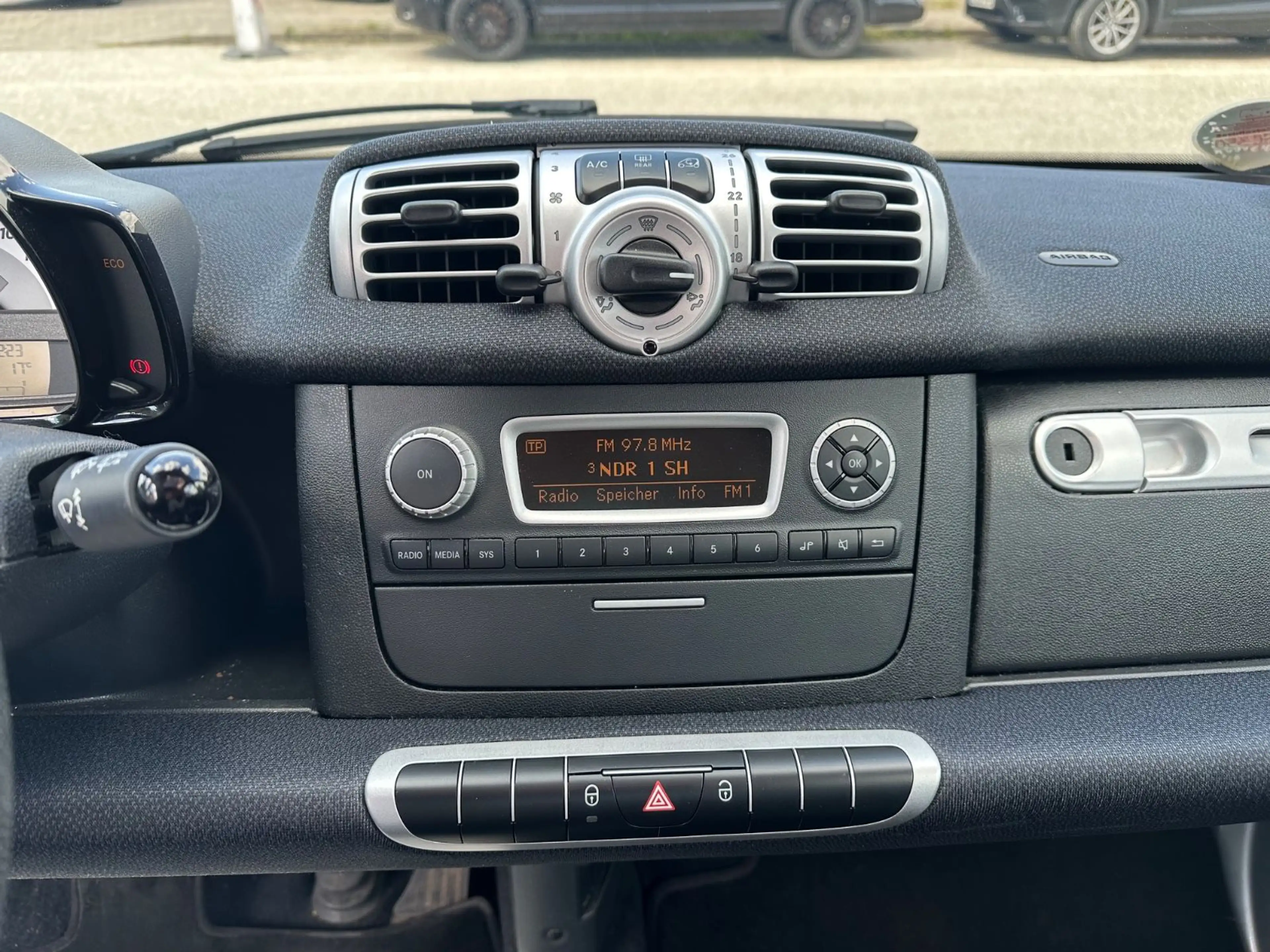 smart forTwo coupe Micro Hybrid Drive 52 kW/PANO/KLIMA — photo 14