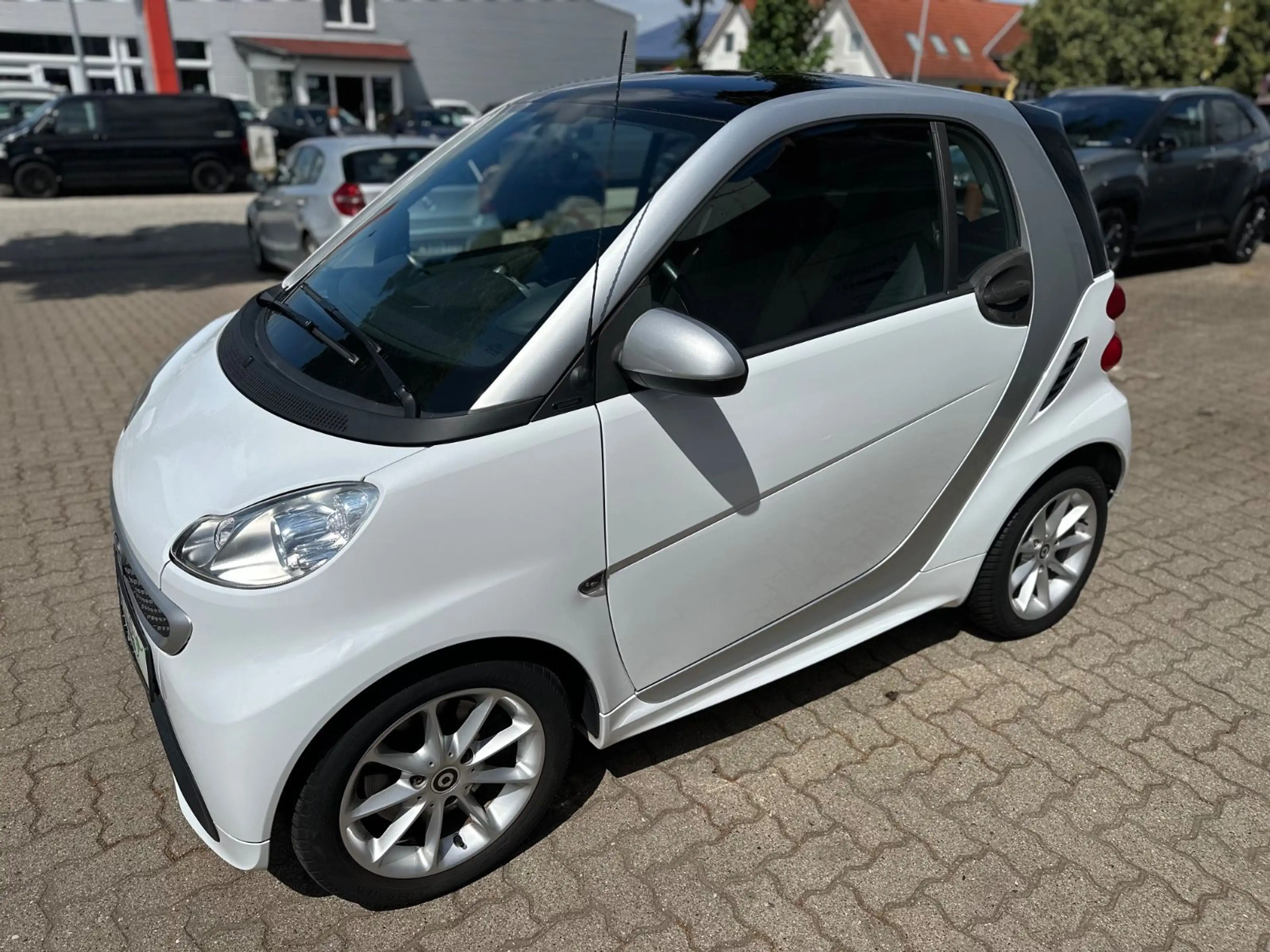 smart forTwo coupe Micro Hybrid Drive 52 kW/PANO/KLIMA — photo 2