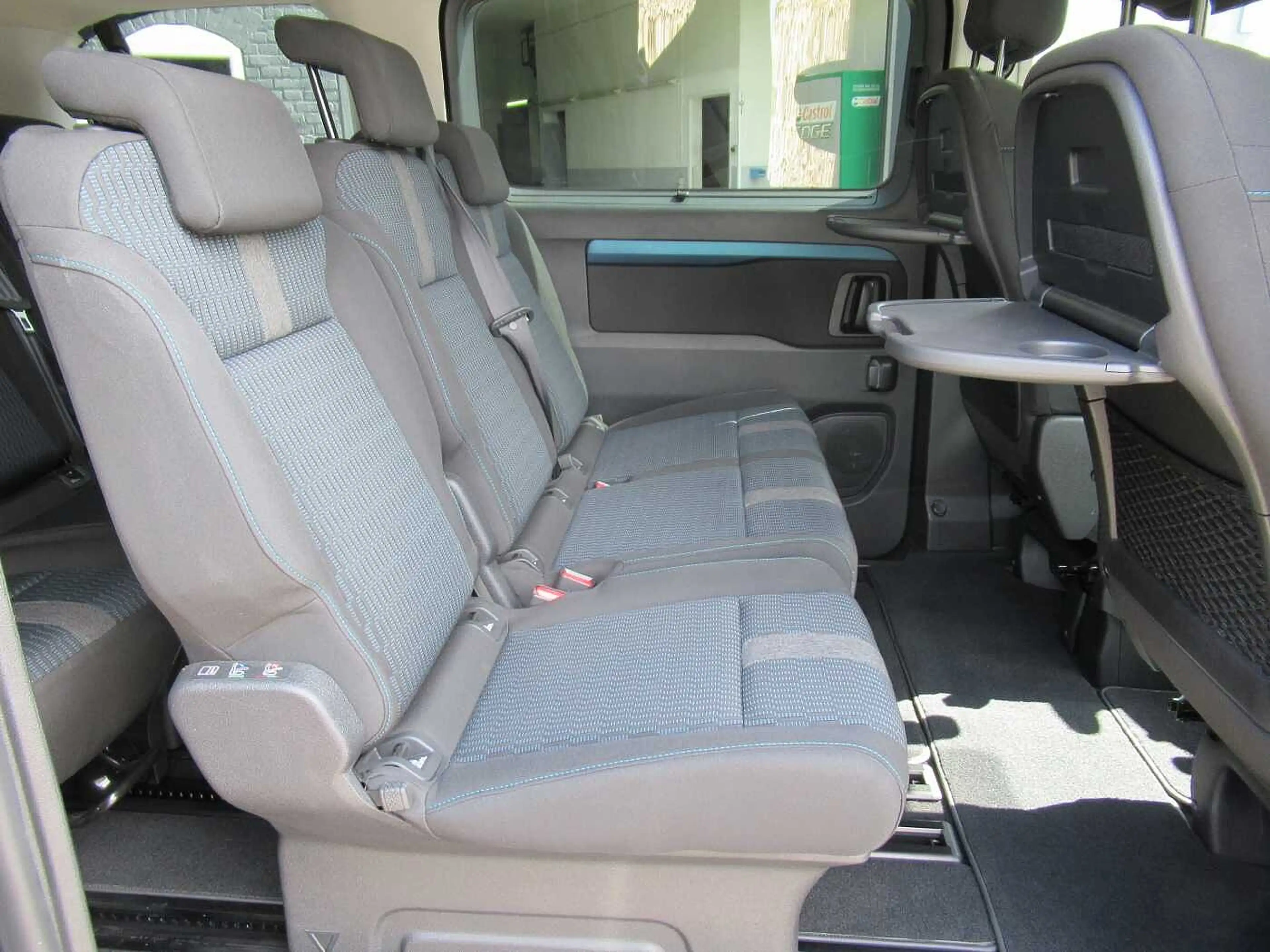Peugeot Traveller BlueHDi L2 2.0 Active — photo 14