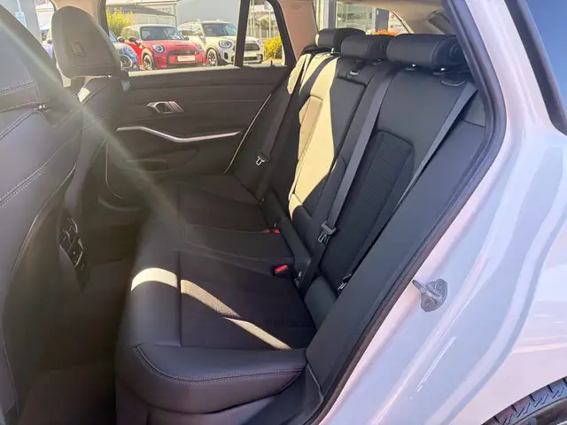 BMW 3 Series view 16