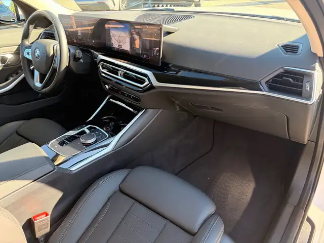 BMW 3 Series view 18
