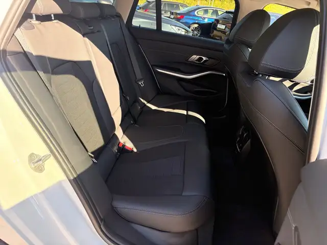BMW 3 Series view 17