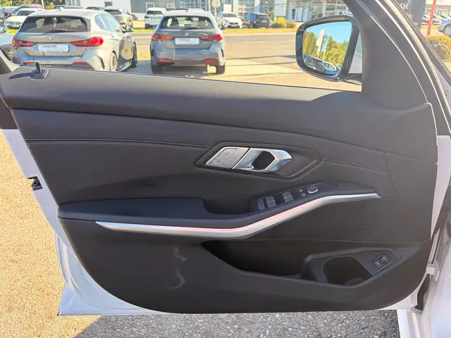 BMW 3 Series view 24