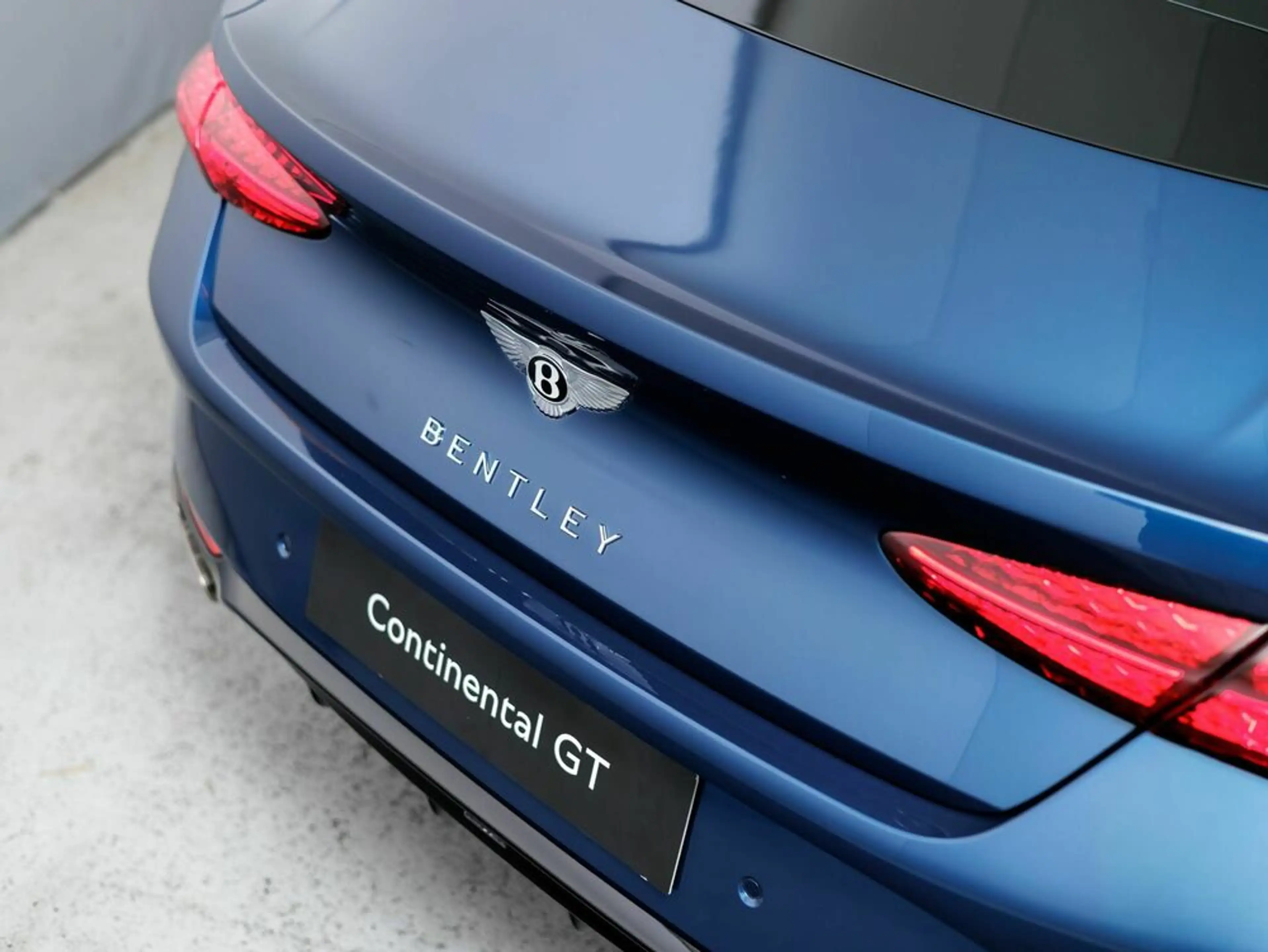 Bentley Continental GT Azure V8 Hybrid — photo 12