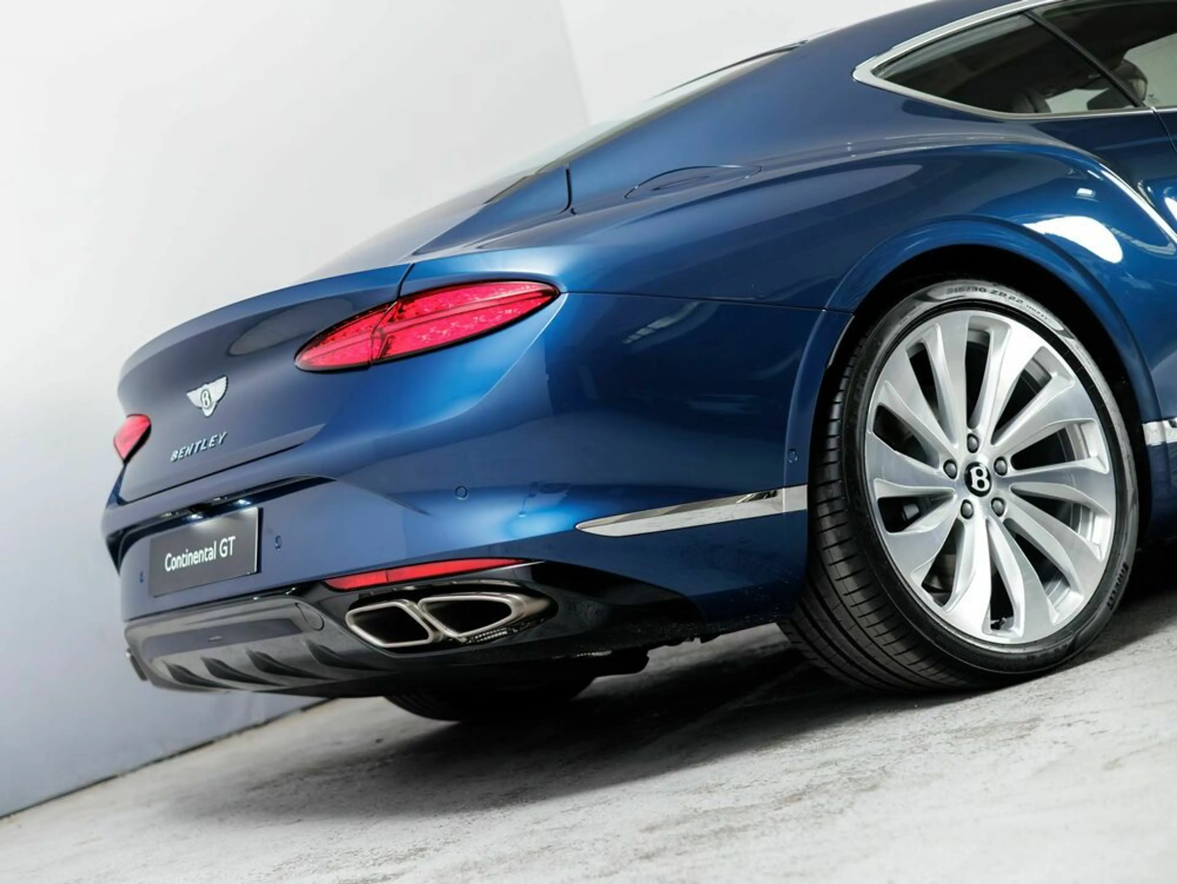 Bentley Continental GT Azure V8 Hybrid — photo 8
