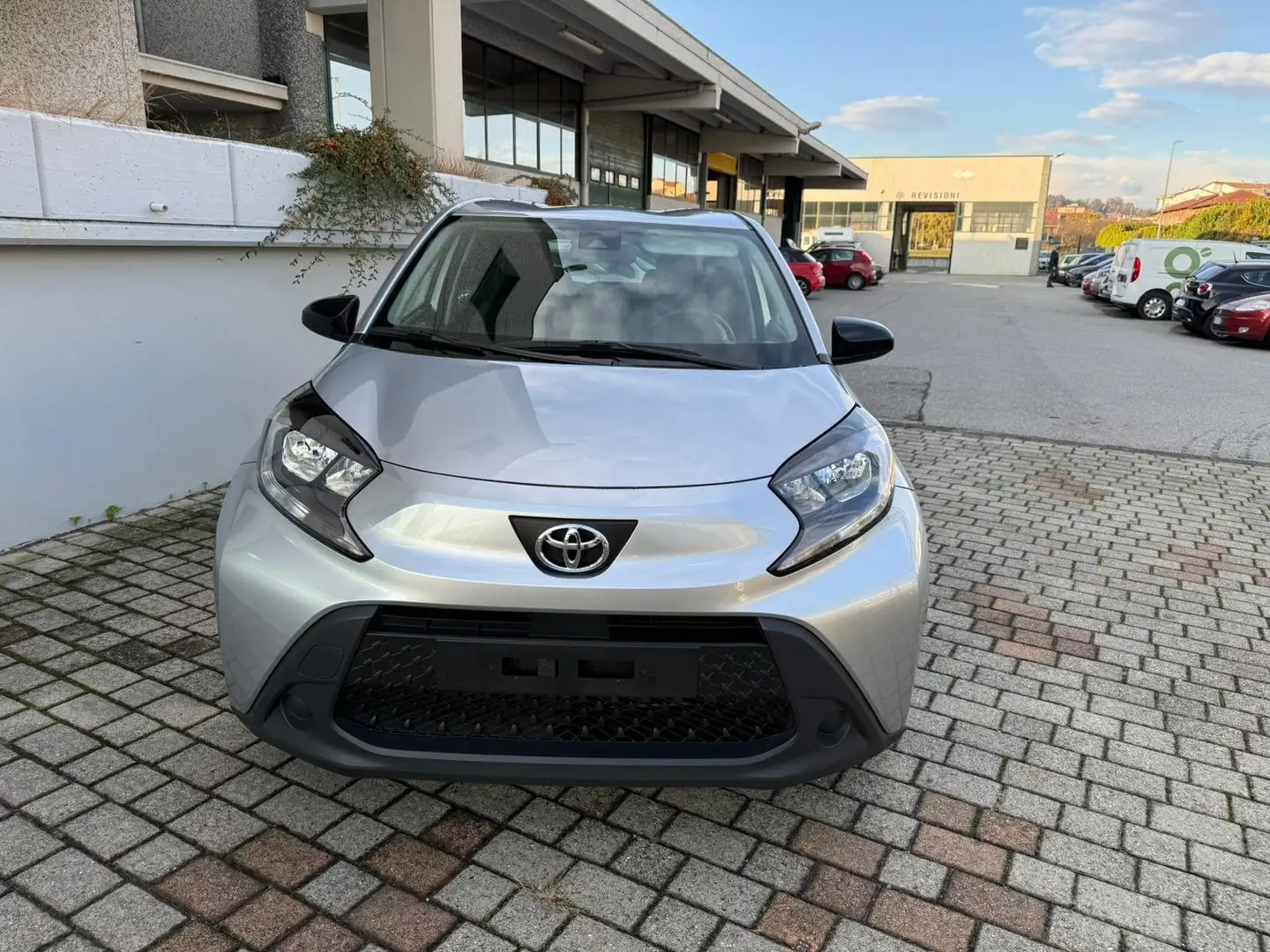 Toyota Aygo X Aygo X 1.0 Undercover 72cv Silber - 2