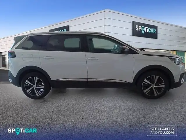 Peugeot 5008 view 4