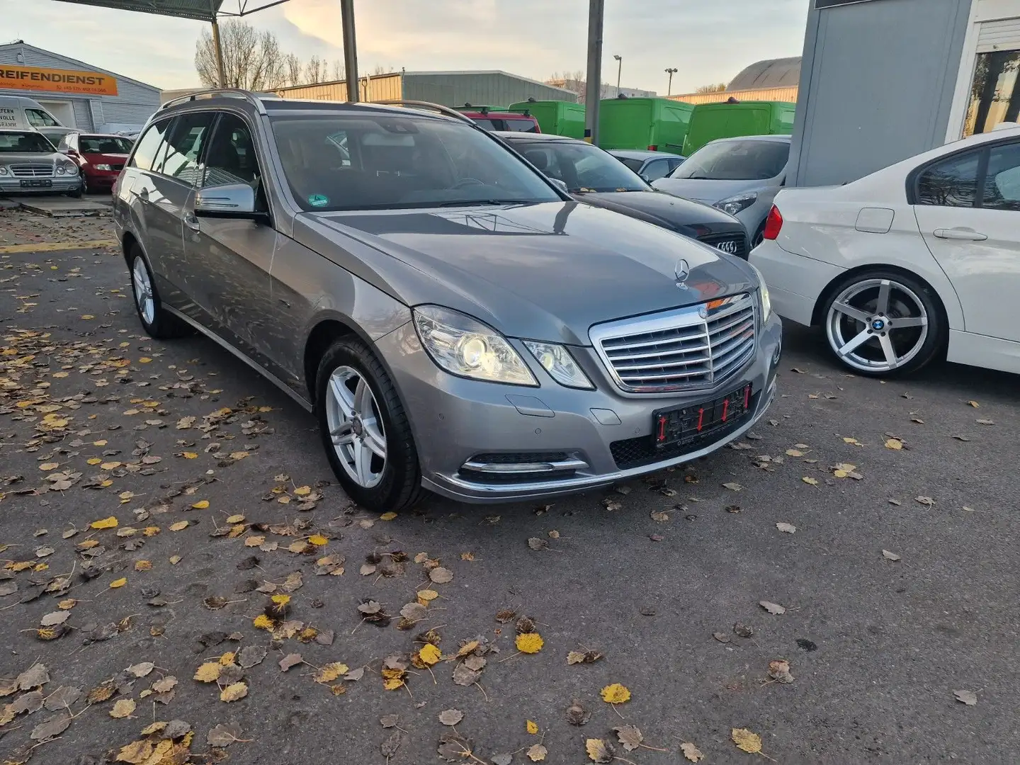Mercedes-Benz E 200 E T-Modell E 200 CGI BlueEfficiency Silber - 1