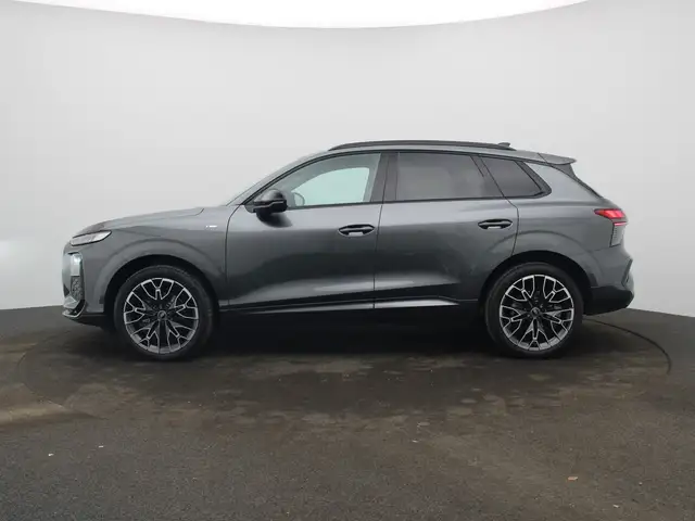 Audi Q3 view 4
