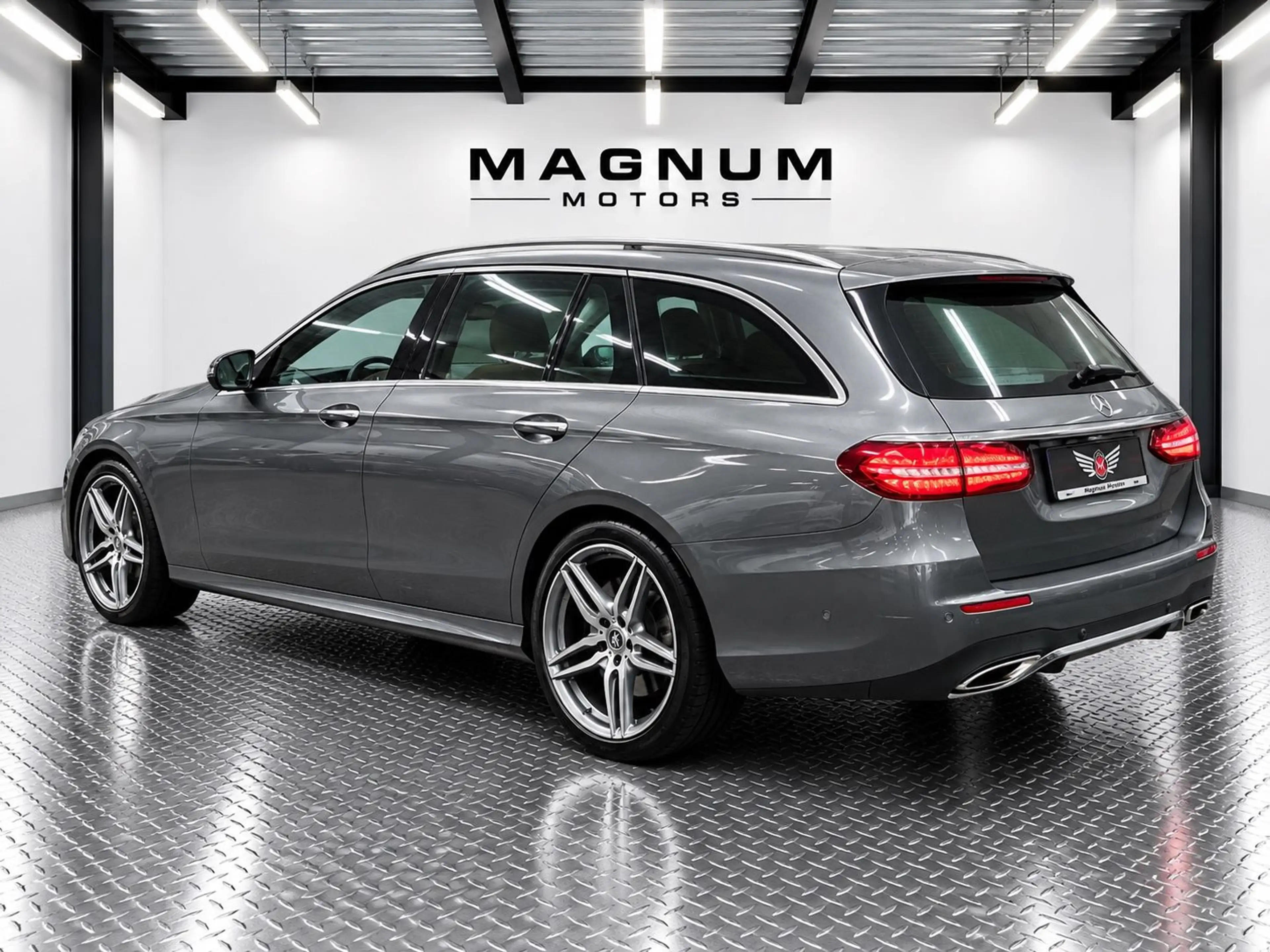 Mercedes-Benz E 450 V6 AMG 4-MATIC *Ambiente*Leder*AHK* — photo 4