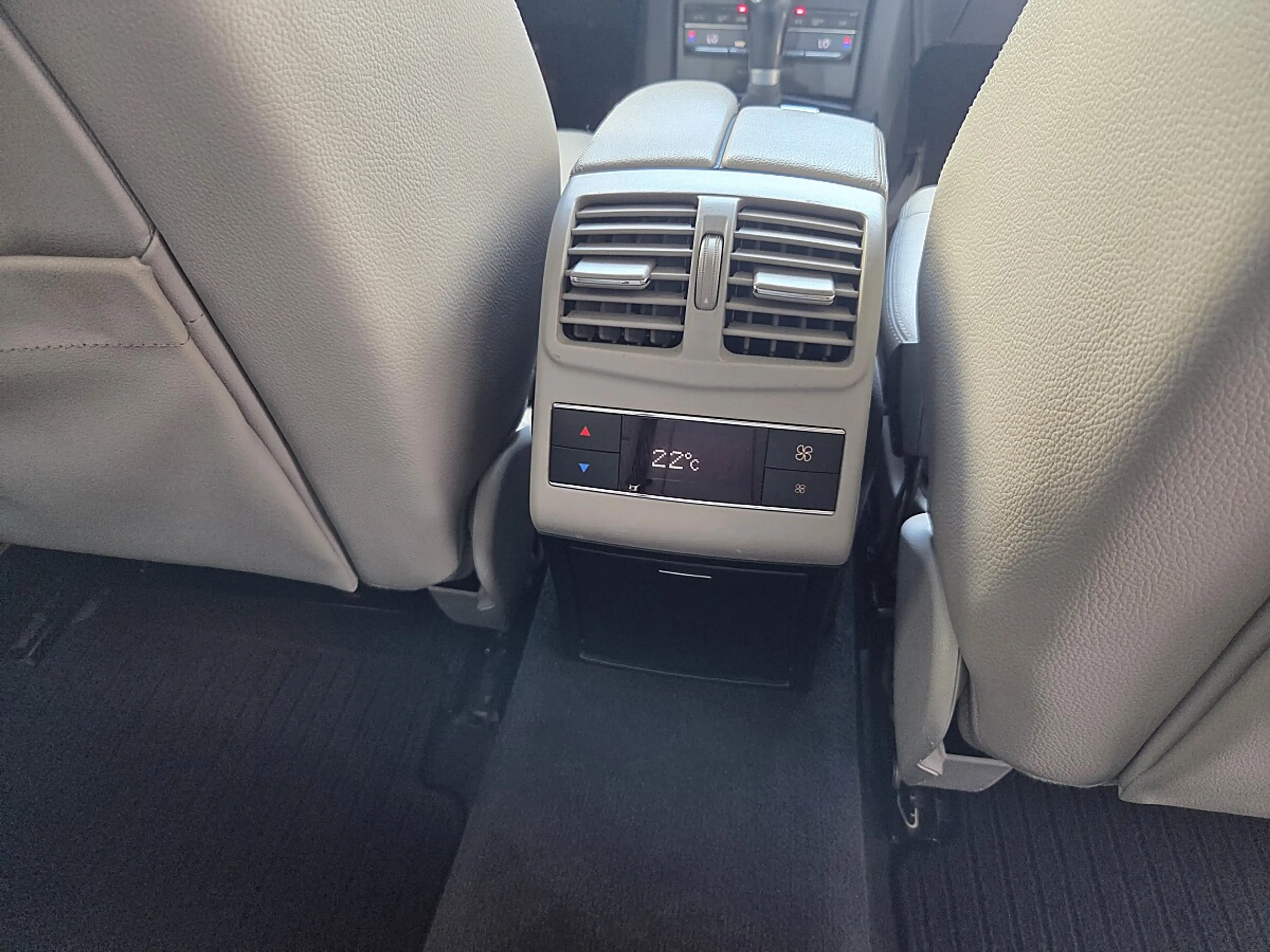 Mercedes-Benz E 250 Avantgarde BlueEfficiency CDI — photo 8