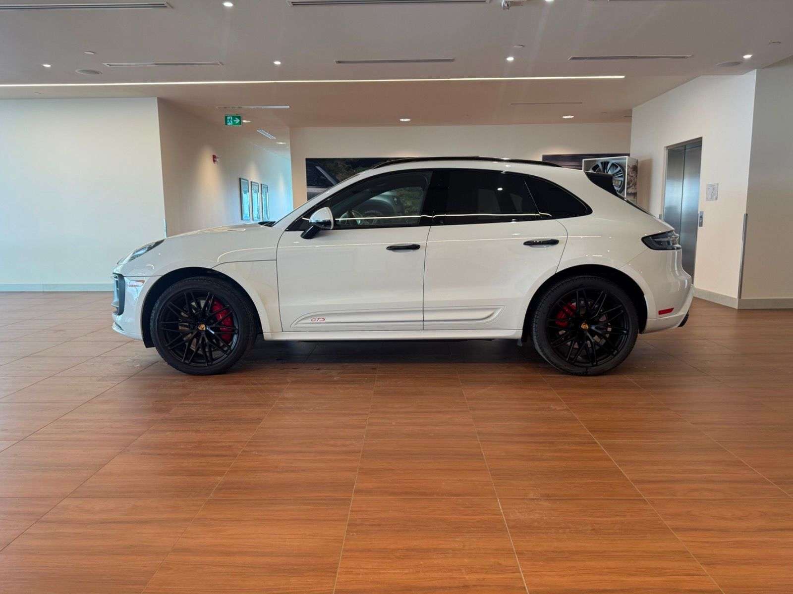 2023 Porsche Macan | LOW KMS, CLEAN HISTORY, ONE OWNER alt 5