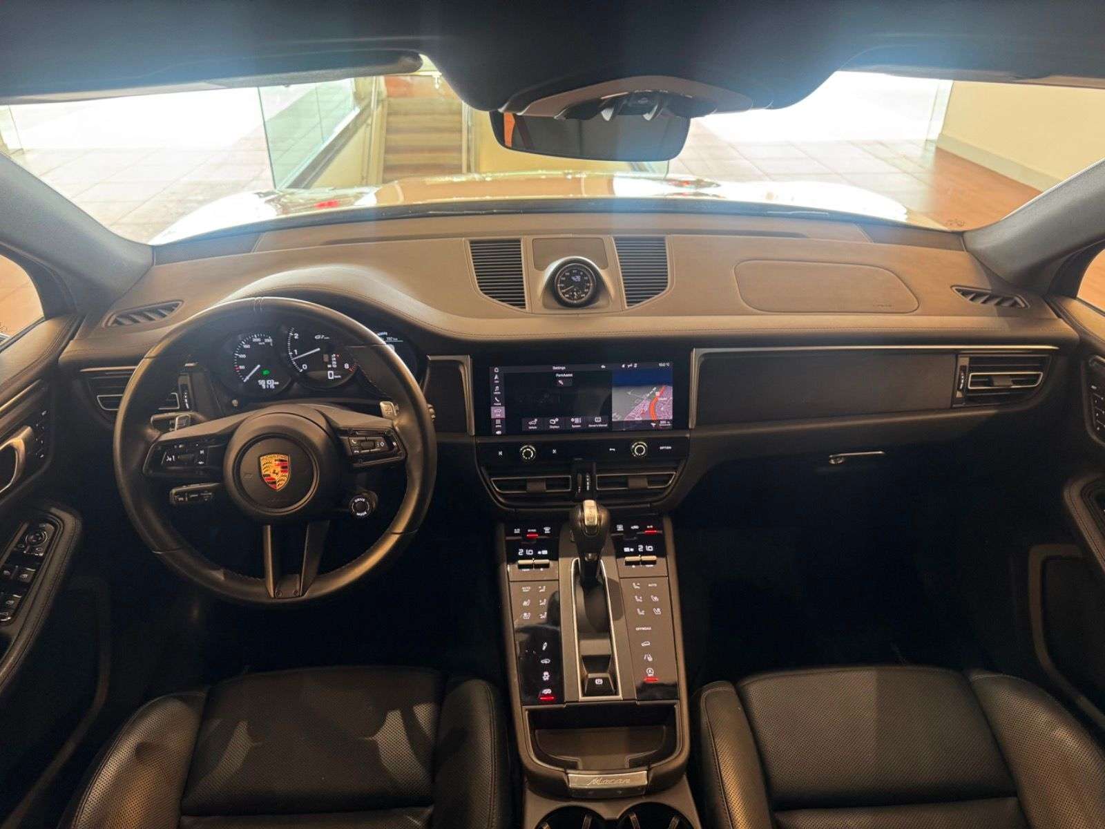 2023 Porsche Macan | LOW KMS, CLEAN HISTORY, ONE OWNER alt 4