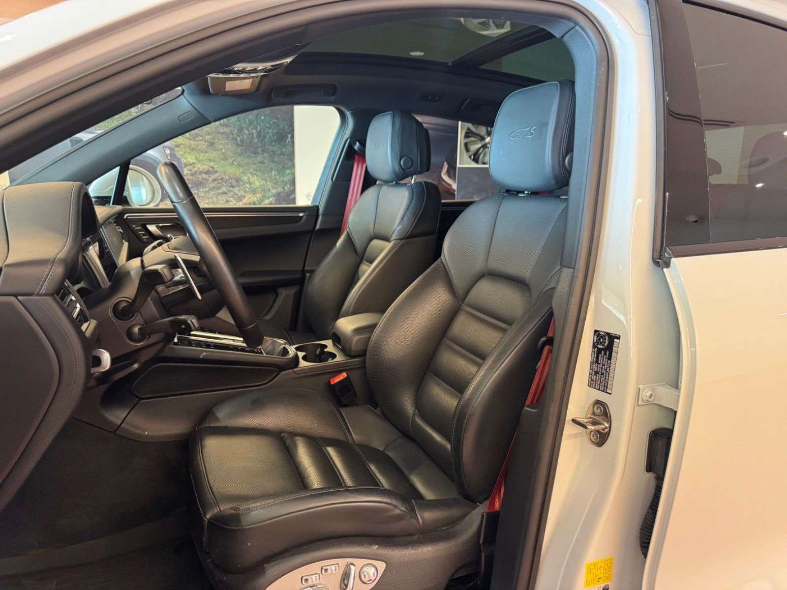 2023 Porsche Macan | LOW KMS, CLEAN HISTORY, ONE OWNER thumb 8