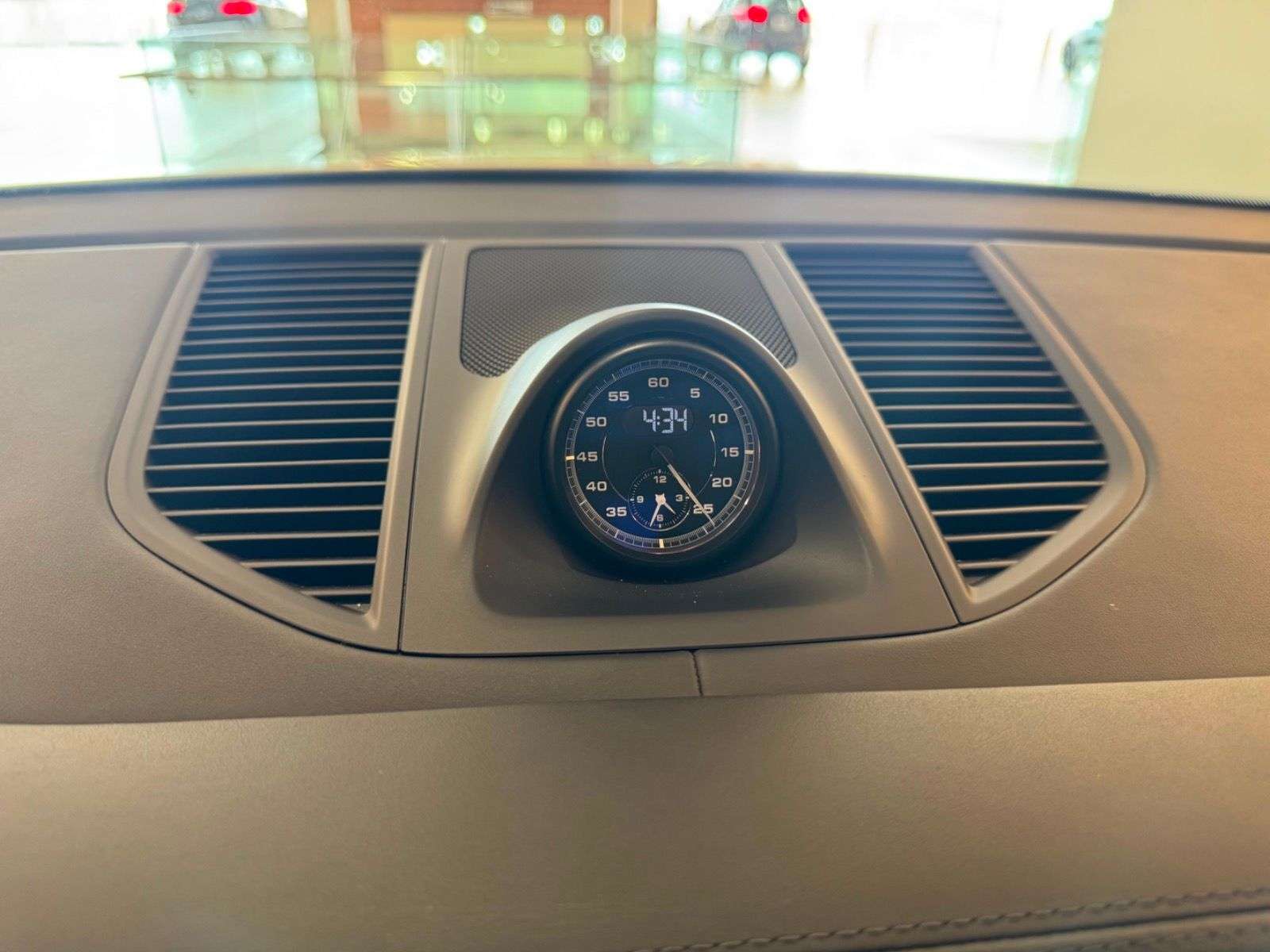 2023 Porsche Macan | LOW KMS, CLEAN HISTORY, ONE OWNER thumb 31