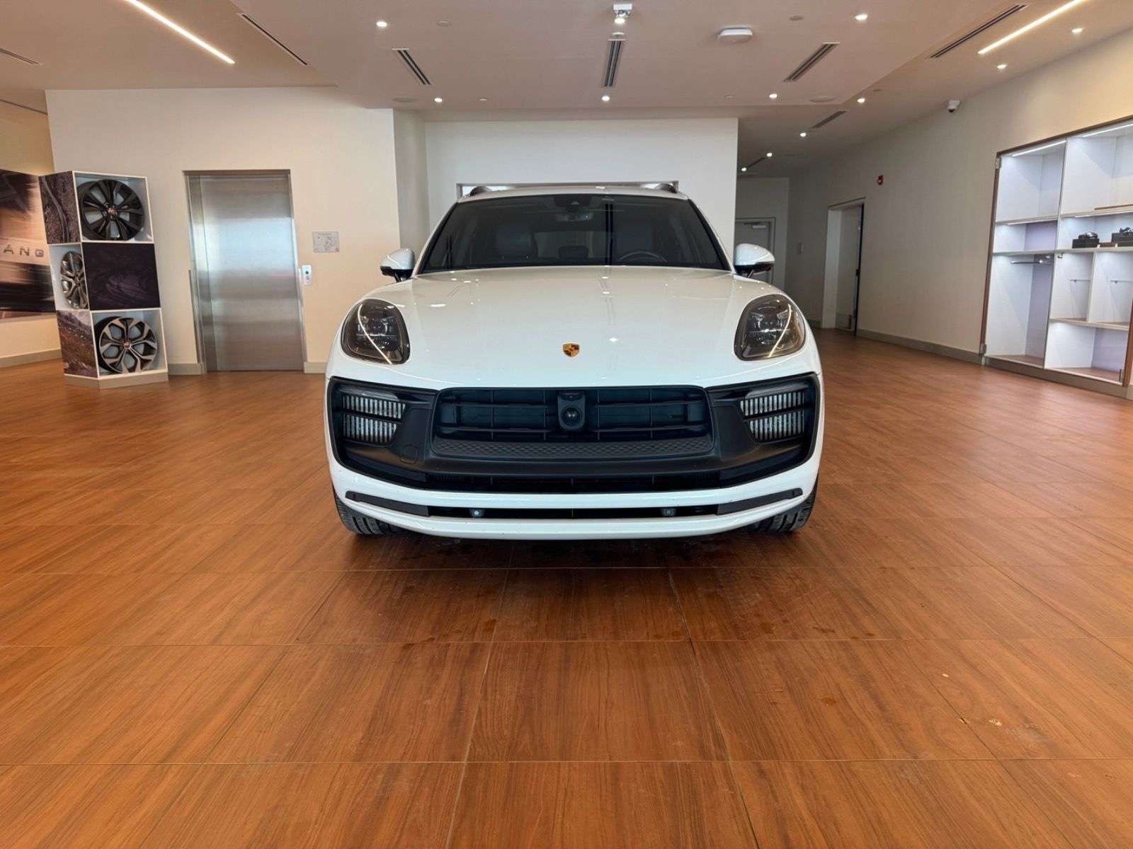 2023 Porsche Macan | LOW KMS, CLEAN HISTORY, ONE OWNER alt 3