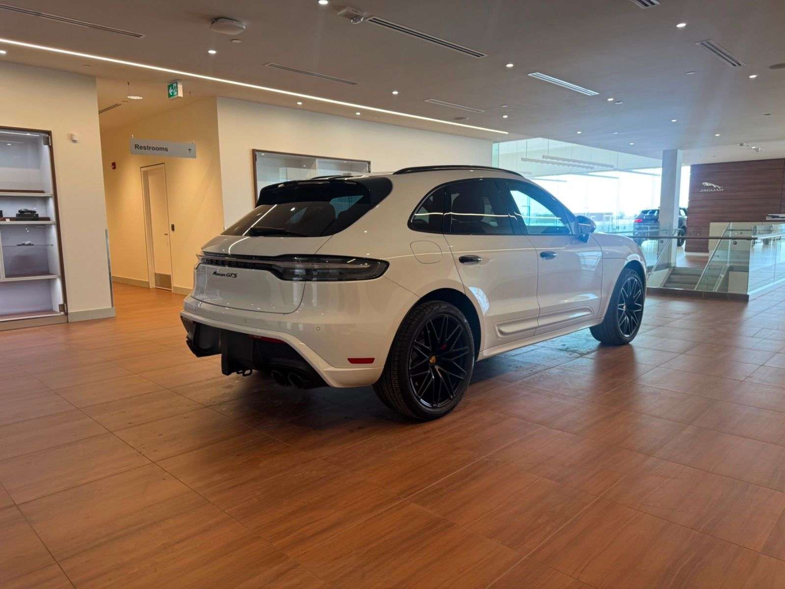 2023 Porsche Macan | LOW KMS, CLEAN HISTORY, ONE OWNER thumb 9