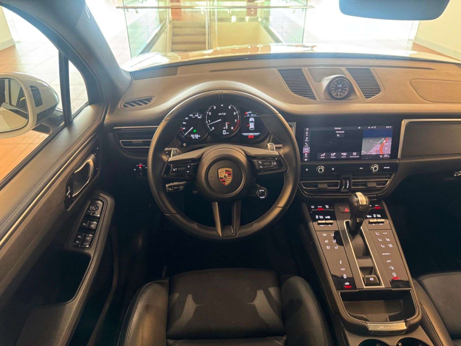 2023 Porsche Macan | LOW KMS, CLEAN HISTORY, ONE OWNER alt 2