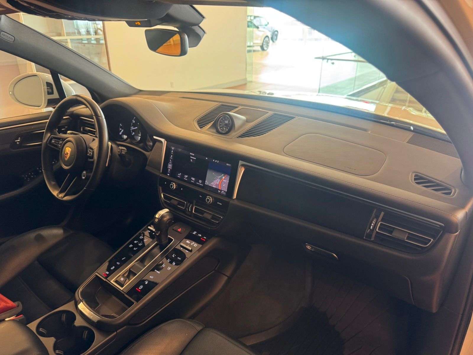 2023 Porsche Macan | LOW KMS, CLEAN HISTORY, ONE OWNER thumb 12