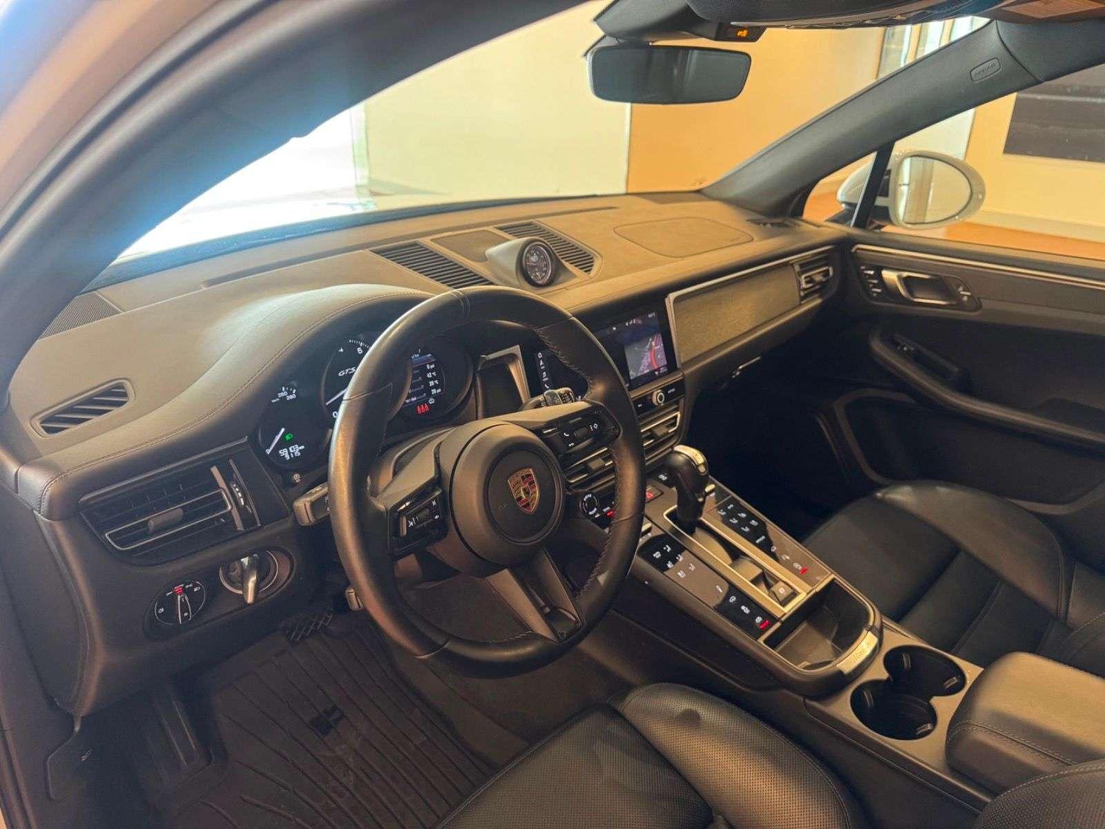 2023 Porsche Macan | LOW KMS, CLEAN HISTORY, ONE OWNER thumb 6