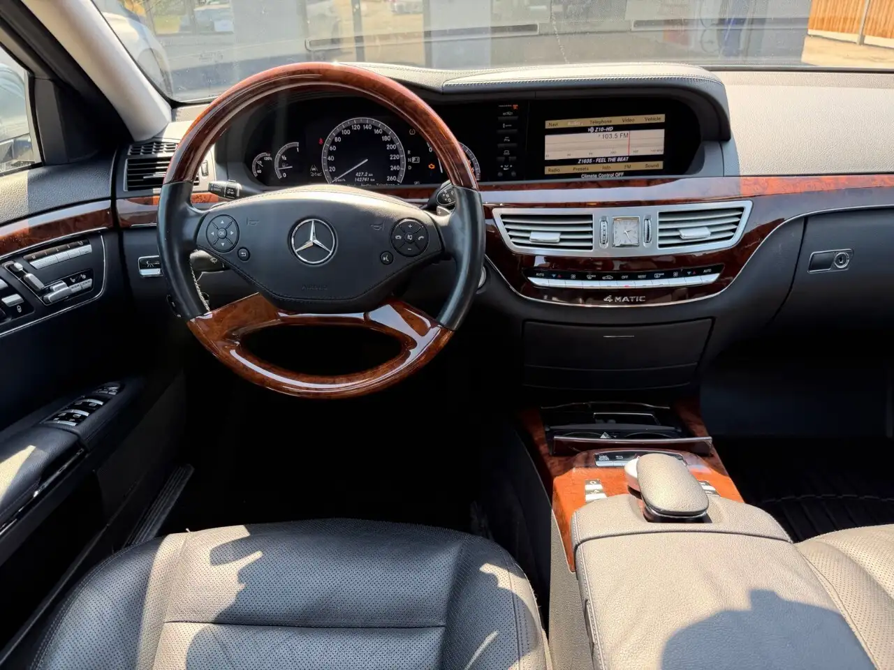 Mercedes-Benz S-Class снимка Mercedes-Benz S-Class