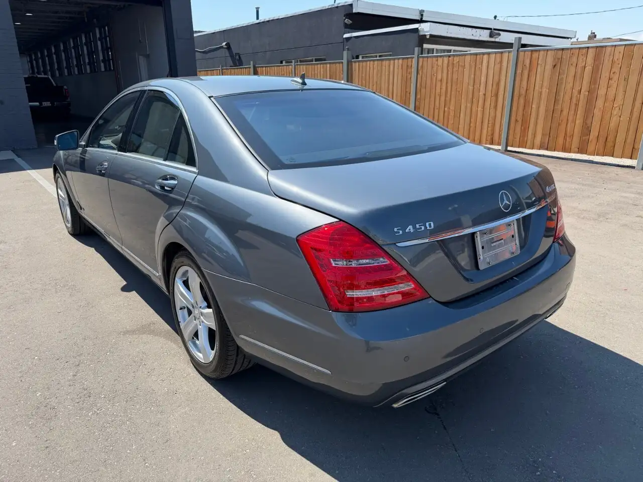 Mercedes-Benz S-Class снимка Mercedes-Benz S-Class