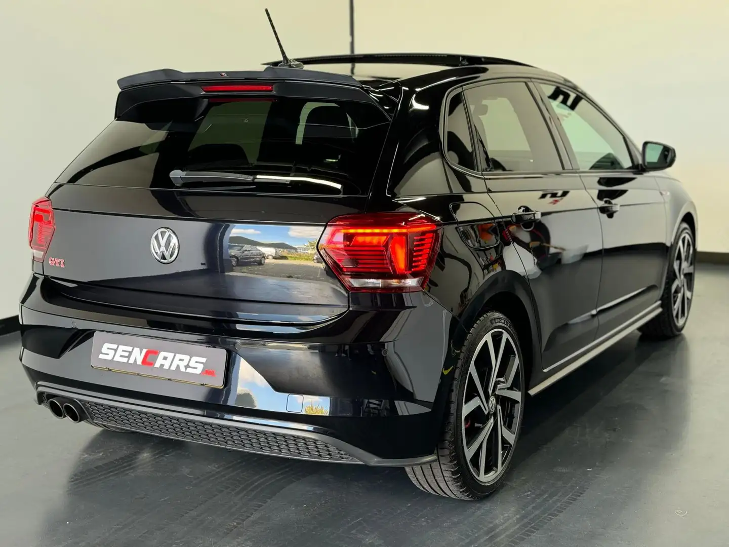 Volkswagen Polo GTI 2.0 TSI GTI|Pano|Keyless|Virtual|LED|Beats! Zwart - 2