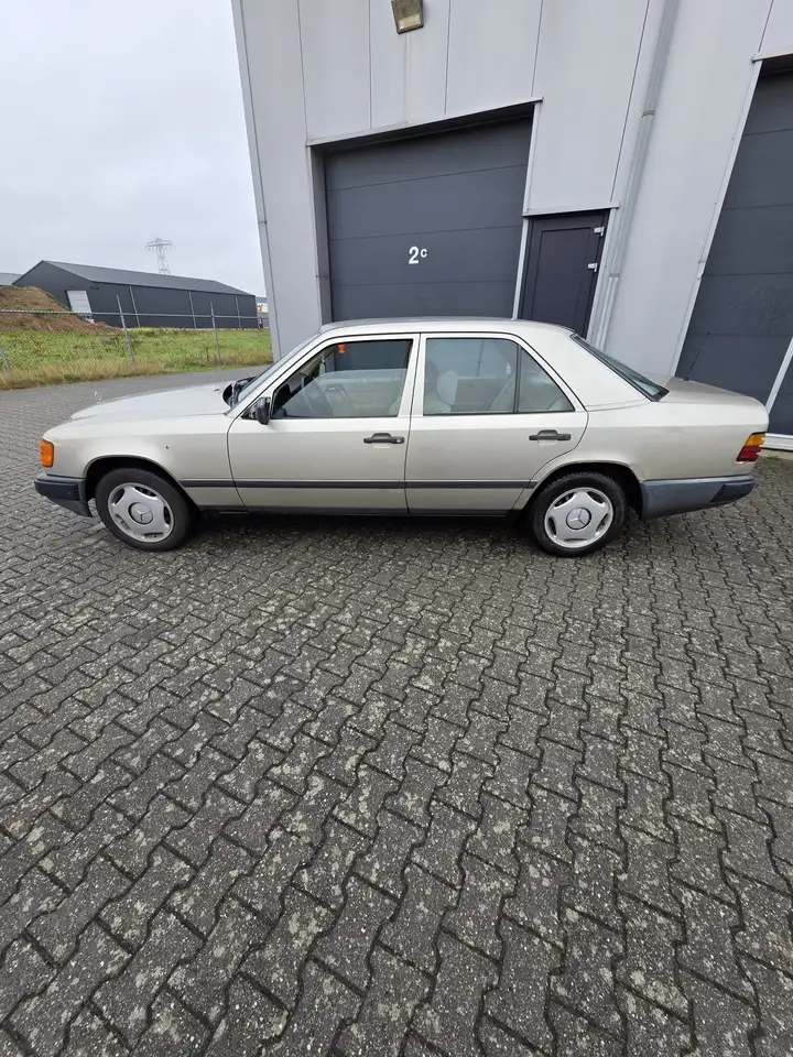 Mercedes-Benz E 230