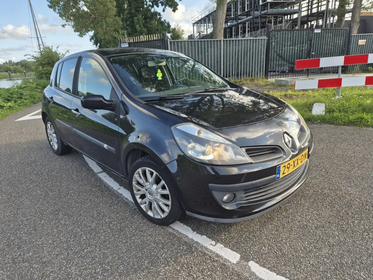 Renault Clio 1.2 TCE Dynamique Zwart - 1
