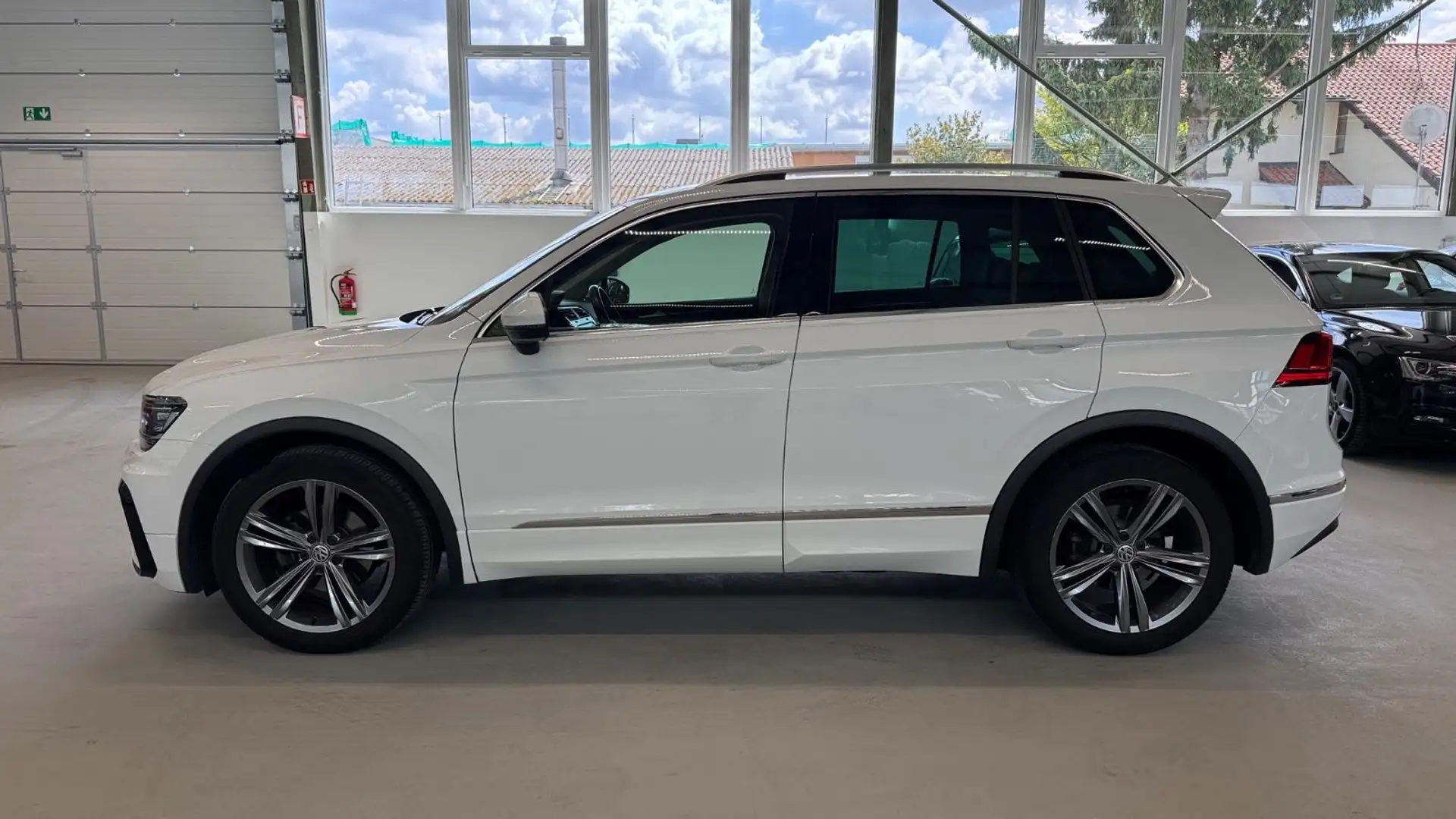 Volkswagen Tiguan R-Line Virtual ACC HeadUp AHK Weiß - 2