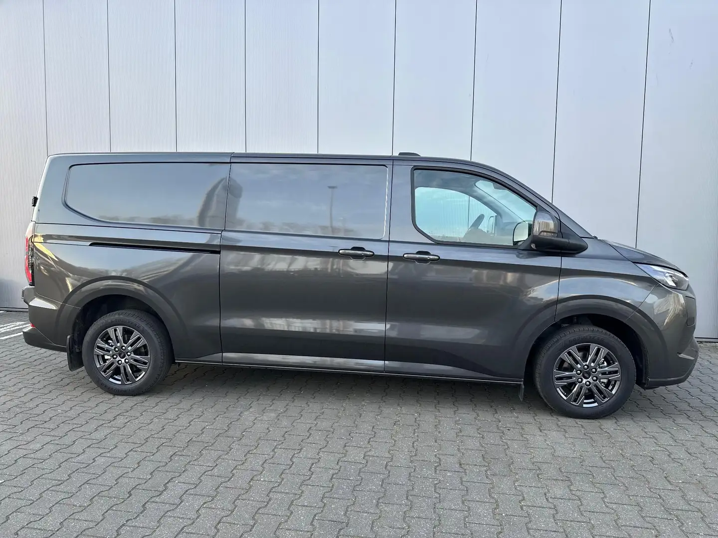 Ford Transit Custom E-Transit 320 L2H1 Limited 65 kWh | 2300 KG. AHW | Gris - 2