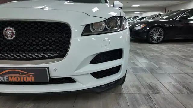 Jaguar F-Pace view 9