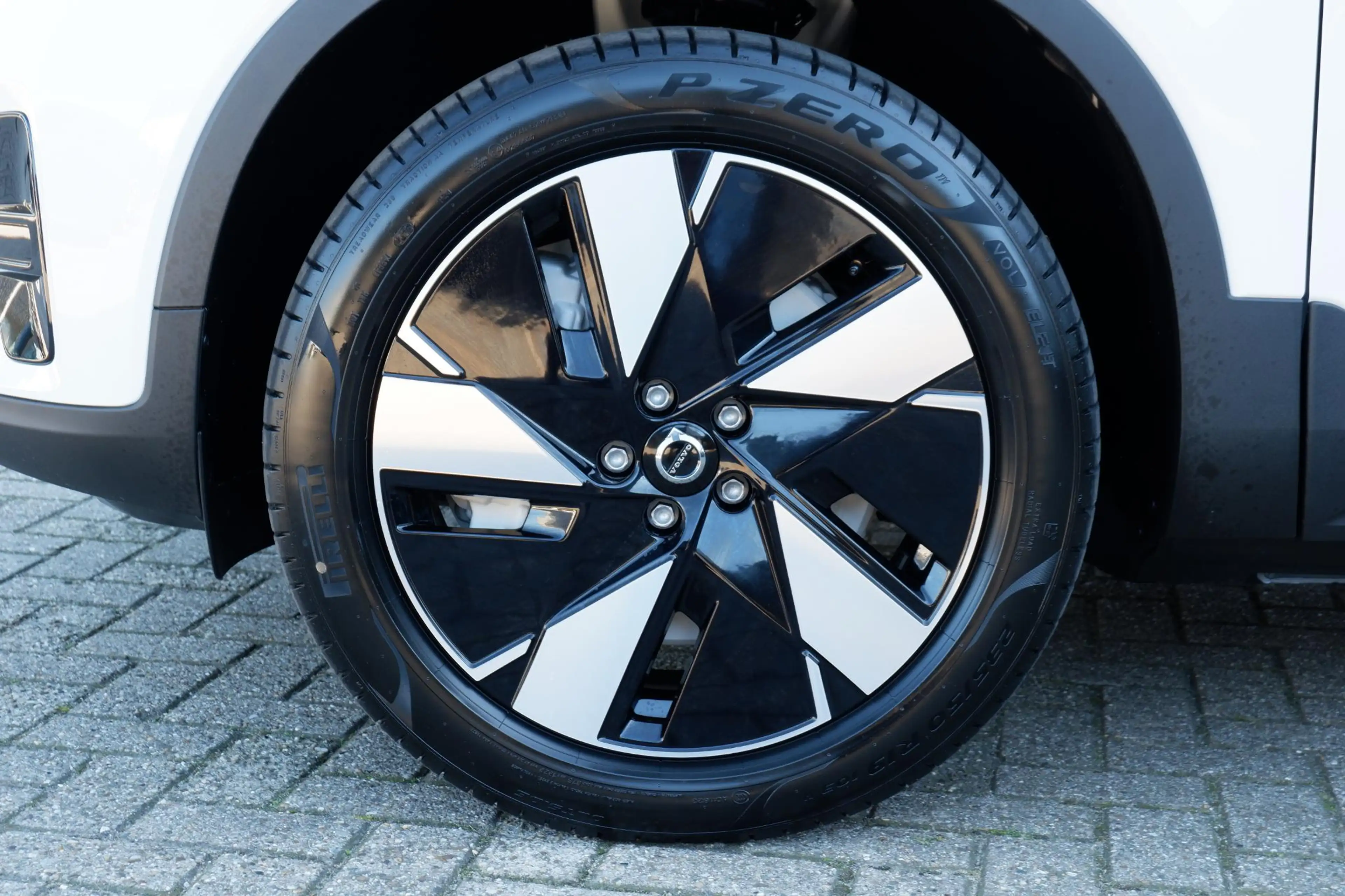 Volvo EX40 Single Motor Extended Range Plus Europa 82 kWh | H — photo 8